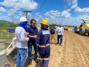 em-visita-a-duplicacao-da-br-230-em-campina-grande,-veneziano-confirma-que-execucao-das-obras-segue-em-tres-turnos,-com-156-trabalhadores