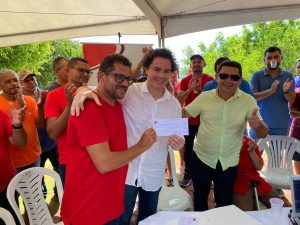 com-presenca-de-veneziano,-prefeito-de-piloezinhos-assina-ficha-de-filiacao-ao-mdb
