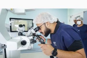 emendas-de-veneziano-e-nilda-gondim-possibilitam-aquisicao-de-microscopio-cirurgico-de-alta-tecnologia-para-a-fap