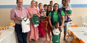 luciene-gomes-faz-entrega-de-fardamento-escolar-em-bayeux