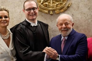 com-dedo-podre-pra-ministro,-lula-indicou-um-terrivelmente-conservador-para-o-stf