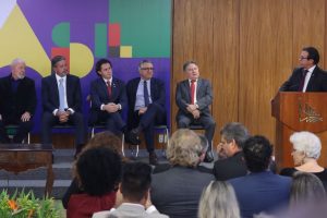 veneziano-representa-o-senado-na-implementacao-da-politica-de-valorizacao-do-salario-minimo,-sancionada-por-lula