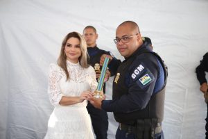 prefeita-karla-pimentel-recebe-medalha-das-forcas-de-paz-do-brasil