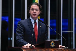 voto-de-louvor:-veneziano-homenageia-fantastico-e-destaca-50-anos-do-programa-durante-discurso-no-senado