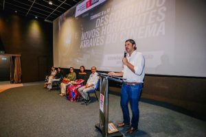 leo-bezerra-destaca-protagonismo-dos-jovens-durante-entrega-de-certificados-de-oficina-de-audiovisual