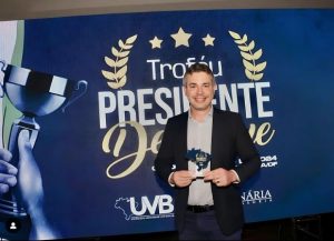 andre-coutinho-recebe-trofeu-presidente-destaque-da-uniao-dos-vereadores-do-brasil