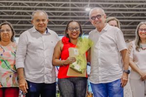 cicero-lucena-anuncia-resultado-do-premio-‘escola-e-cmei-nota-10’-para-profissionais-da-educacao,-que-sera-pago-nesta-quarta-feira