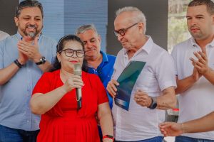 cicero-lucena-entrega-escritura-dos-apartamentos-para-400-familias-do-residencial-saturnino-de-brito-e-anuncia-incentivos-para-comerciantes-do-local
