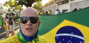 video:-cabo-gilberto-e-empurrado-por-bolsonaro-e-passa-vergonha