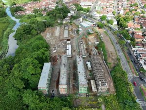 prefeito-inspeciona-obras-de-construcao-do-complexo-beira-rio,-que-vai-beneficiar-mais-de-700-familias