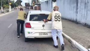 video:-trabalhando-de-forma-precaria,-fiscais-de-santa-rita-sao-flagrados-empurrando-carro-quebrado-da-prefeitura
