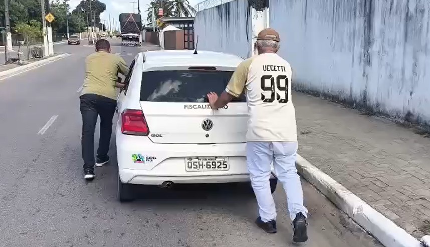 video:-trabalhando-de-forma-precaria,-fiscais-de-santa-rita-sao-flagrados-empurrando-carro-quebrado-da-prefeitura